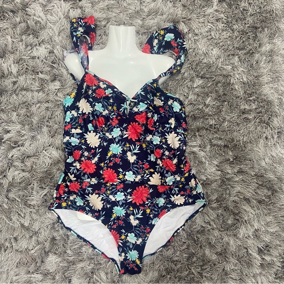 Old navy women blue floral one piece, lined bathing suit. Size 3X Plus. Used. - Picture 10 of 13